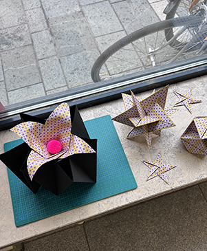 Origami Sterne und Objekte als Deko im Maxiversum