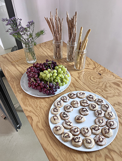 eröffnung ausstellung wood meets paper