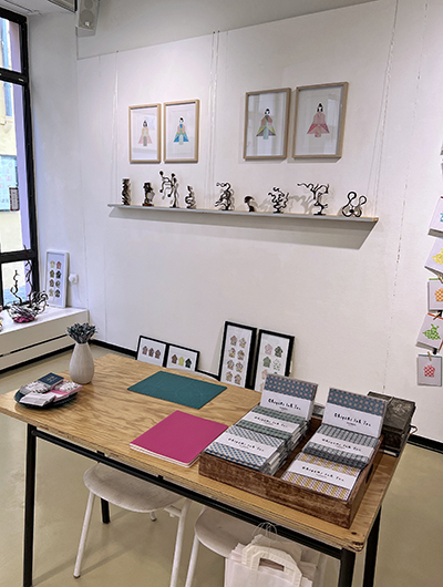 paperdolls ausstellung wood meets paper