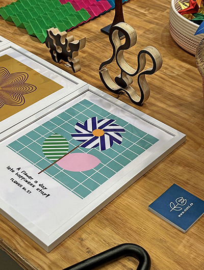 msk2 blumendrucke und holzobjekte