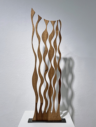 Ausstellung wood meets paper 2024 Holzskulpturen und Papierarbeiten