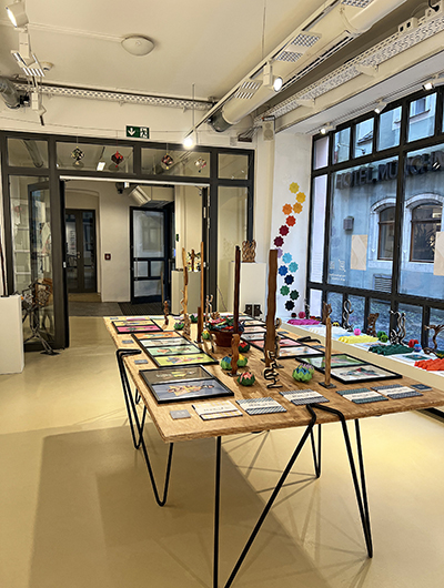 Ausstellung wood meets paper 2024 Holzskulpturen und Papierarbeiten
