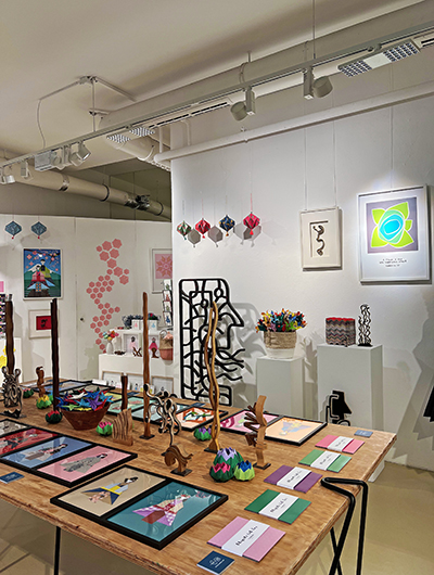 Ausstellung wood meets paper 2024 Holzskulpturen und Papierarbeiten