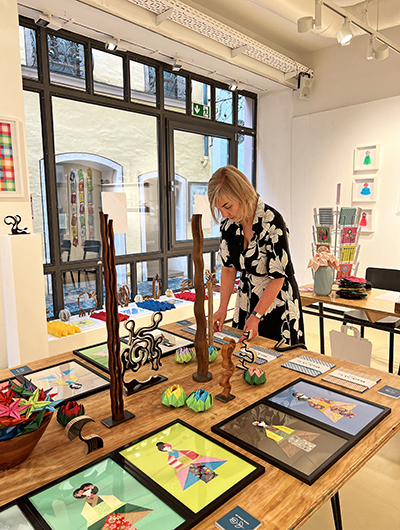 Ausstellung wood meets paper 2024 Holzskulpturen und Papierarbeiten