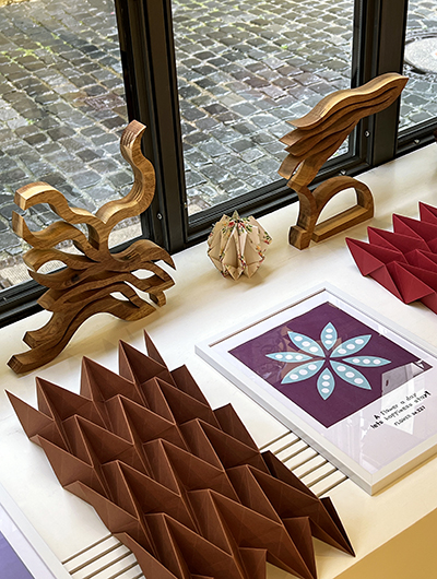Ausstellung wood meets paper 2024 Holzskulpturen und Papierarbeiten