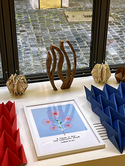 Ausstellung wood meets paper 2024 Holzskulpturen und Papierarbeiten