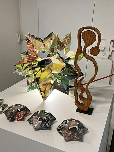 Ausstellung wood meets paper 2024 Holzskulpturen und Papierarbeiten