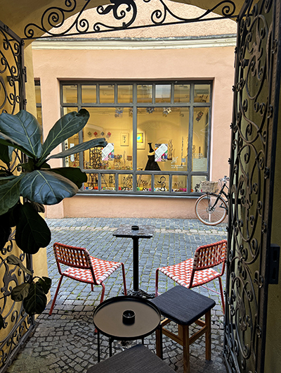 Ausstellung wood meets paper 2024 Holzskulpturen und Papierarbeiten