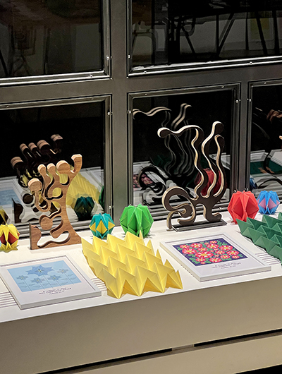 Ausstellung wood meets paper 2024 Holzskulpturen und Papierarbeiten