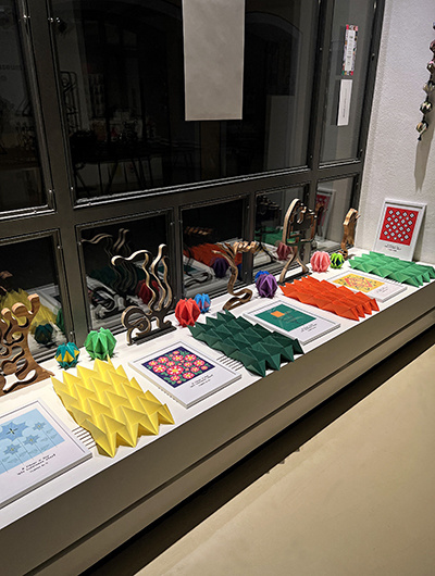 Ausstellung wood meets paper 2024 Holzskulpturen und Papierarbeiten