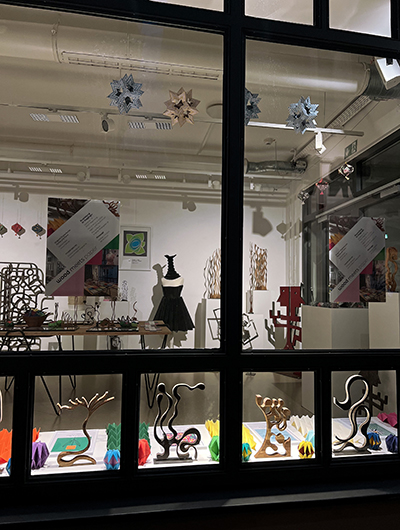 Ausstellung wood meets paper 2024 Holzskulpturen und Papierarbeiten