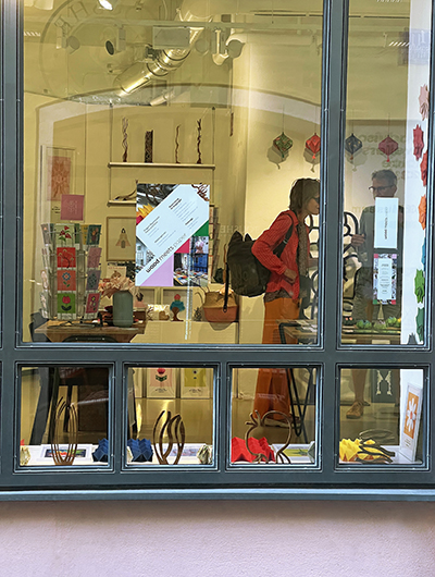 Ausstellung wood meets paper 2024 Holzskulpturen und Papierarbeiten