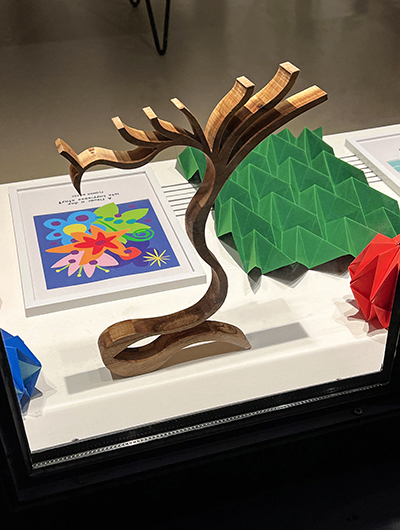 Ausstellung wood meets paper 2024 Holzskulpturen und Papierarbeiten