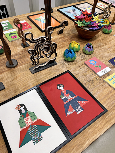 Ausstellung wood meets paper 2024 Holzskulpturen und Papierarbeiten