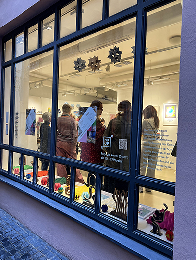 Ausstellung wood meets paper 2024 Holzskulpturen und Papierarbeiten